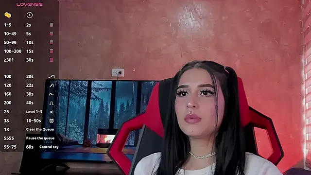 Snapshot of Charlotte_greys chatting on 02-17-25, 10:14 Charlotte greys online show from 02-17-25, 10:14