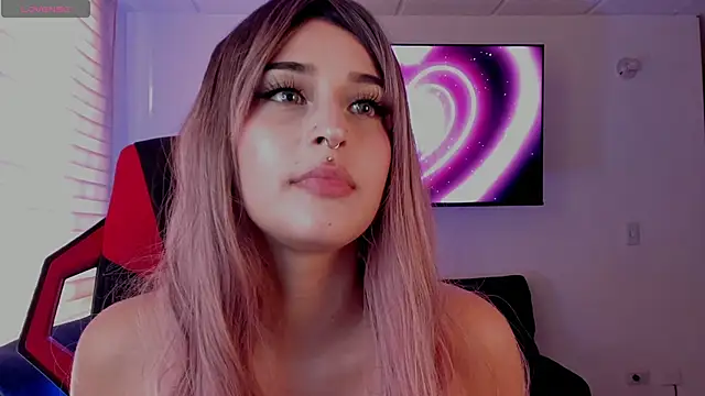 Snapshot of Charlotte_greys chatting on 09-26-25, 09:30 Charlotte greys online show from 09-26-25, 09:30