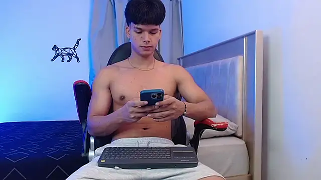 Snapshot of lous_g chatting on 12-21-25, 01:02 lous g online show from 12-21-25, 01:02