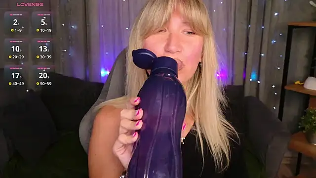Snapshot of MilaBott chatting on 07-25-26, 07:44 MilaBott online show from 07-25-26, 07:44
