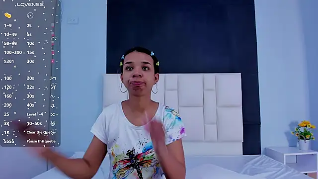 Snapshot of suzanelee chatting on 12-24-24, 10:44 suzanelee online show from 12-24-24, 10:44