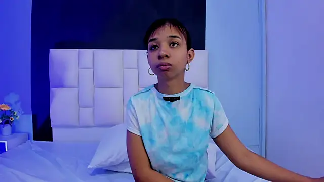 Snapshot of suzanelee chatting on 01-10-25, 12:36 suzanelee online show from 01-10-25, 12:36