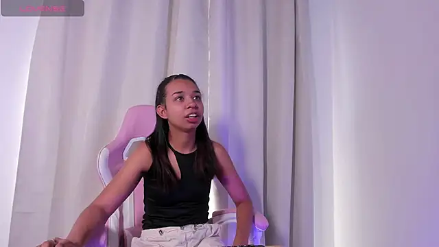 Snapshot of suzanelee chatting on 01-21-25, 06:23 suzanelee online show from 01-21-25, 06:23