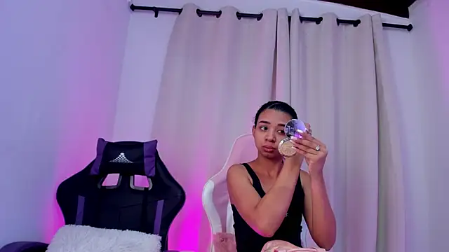 Snapshot of suzanelee chatting on 01-24-25, 11:48 suzanelee online show from 01-24-25, 11:48