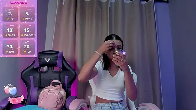 Snapshot of suzanelee chatting on 01-28-25, 12:11 suzanelee online show from 01-28-25, 12:11