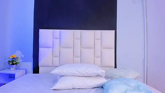 Snapshot of suzanelee chatting on 02-18-25, 11:33 suzanelee online show from 02-18-25, 11:33