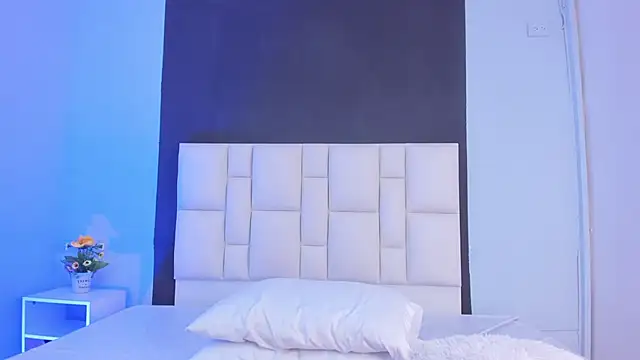 Snapshot of suzanelee chatting on 02-21-25, 02:27 suzanelee online show from 02-21-25, 02:27