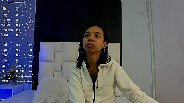 Snapshot of suzanelee chatting on 02-24-25, 11:21 suzanelee online show from 02-24-25, 11:21