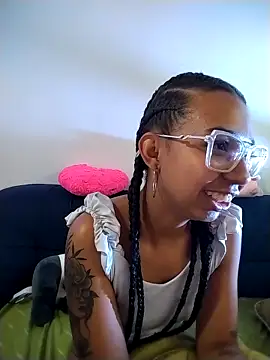 Snapshot of suzanelee chatting on 09-10-25, 10:21 suzanelee online show from 09-10-25, 10:21