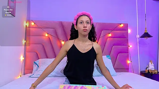 Beautifulskinny18 online show from 10-14-25, 08:31