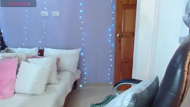 Snapshot of Paulina_627 chatting on 11-22-25, 04:17 Paulina 627 online show from 11-22-25, 04:17