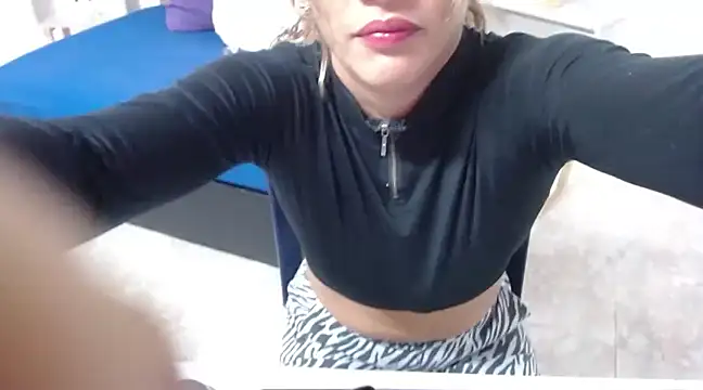 Snapshot of Suxxxy_ chatting on 01-12-25, 01:42 Suxxxy online show from 01-12-25, 01:42