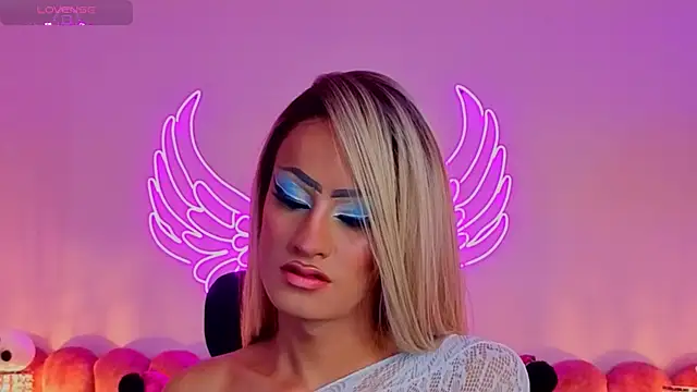 Snapshot of _scarletmoore chatting on 10-25-25, 01:18 scarletmoore online show from 10-25-25, 01:18