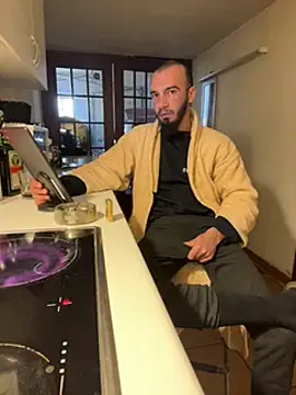 Snapshot of donnuozfutura chatting on 02-01-25, 03:18 donnuozfutura online show from 02-01-25, 03:18