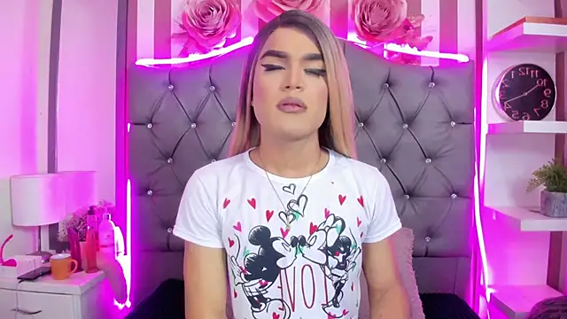 Snapshot of AllisonsweetZ chatting on 03-18-25, 01:31 AllisonsweetZ online show from 03-18-25, 01:31