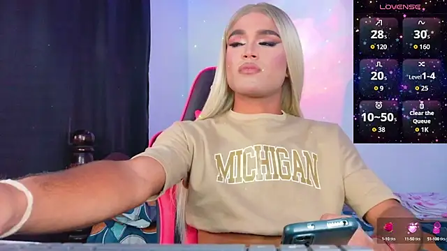 Snapshot of AllisonsweetZ chatting on 09-25-25, 07:17 AllisonsweetZ online show from 09-25-25, 07:17