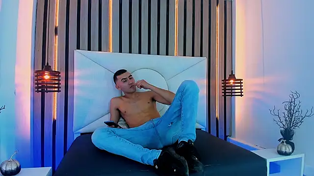 Snapshot of Liam_crox chatting on 03-22-25, 06:25 Liam crox online show from 03-22-25, 06:25