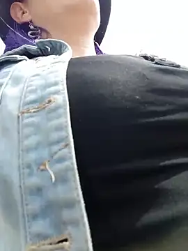 Snapshot of sophie_banger chatting on 11-17-25, 06:46 sophie banger online show from 11-17-25, 06:46