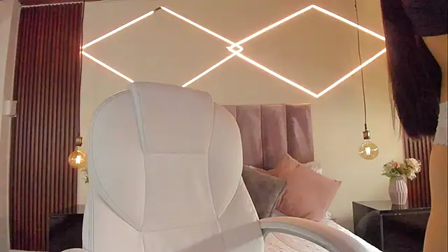 BellaClaiir online show from 12-18-25, 02:34