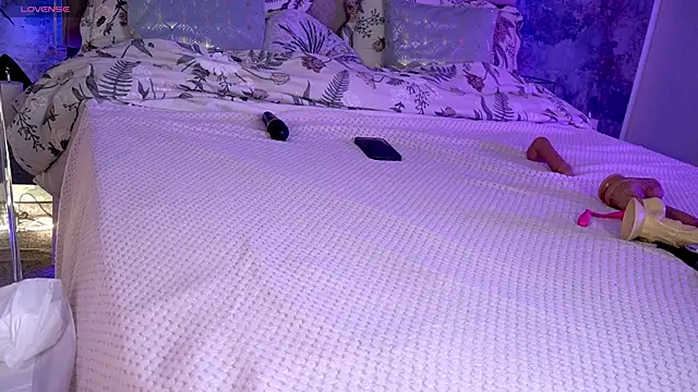 KiraRoxx online show from 04-21-26, 01:42