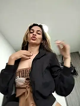 Snapshot of cuteluci_ chatting on 02-17-25, 11:34 cuteluci online show from 02-17-25, 11:34