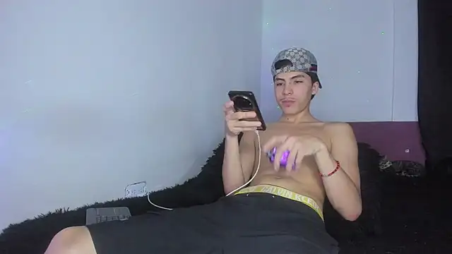 Snapshot of HeellBoy_ chatting on 06-12-26, 10:19 HeellBoy online show from 06-12-26, 10:19