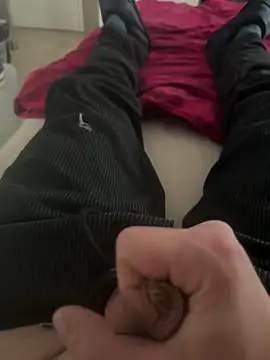 Snapshot of rundum40 chatting on 12-25-24, 01:19 rundum40 online show from 12-25-24, 01:19