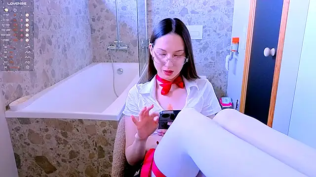 Snapshot of dorafisher01 chatting on 10-19-25, 09:32 dorafisher01 online show from 10-19-25, 09:32