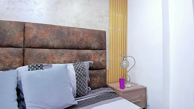 AuroraBon online show from 12-17-25, 05:02