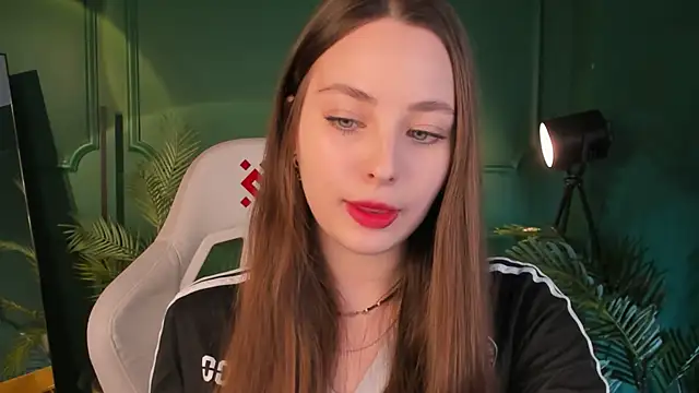 Snapshot of MoonLissa chatting on 12-16-24, 01:43 MoonLissa online show from 12-16-24, 01:43