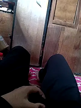 Snapshot of Bass12342a chatting on 12-18-25, 07:03 Bass12342a online show from 12-18-25, 07:03