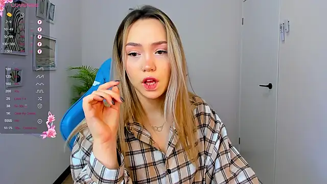 Snapshot of Evia_r0se chatting on 12-20-24, 02:19 Evia r0se online show from 12-20-24, 02:19