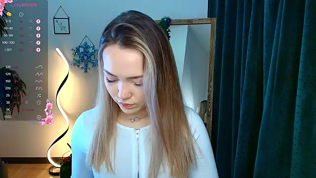 Snapshot of Evia_r0se chatting on 12-21-24, 08:28 Evia r0se online show from 12-21-24, 08:28