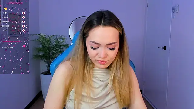 Snapshot of Evia_r0se chatting on 01-07-25, 11:16 Evia r0se online show from 01-07-25, 11:16