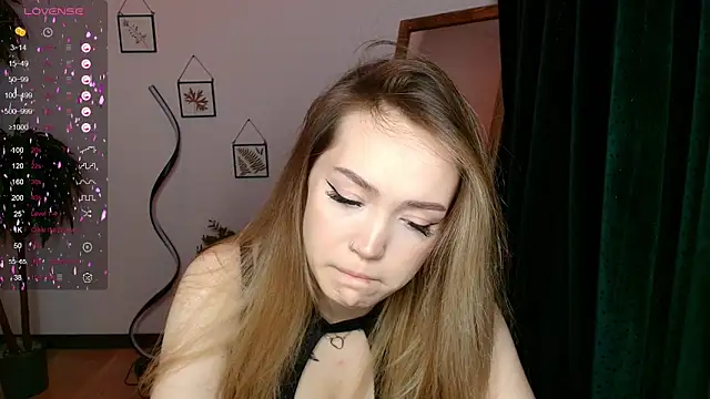 Snapshot of Evia_r0se chatting on 01-22-25, 10:50 Evia r0se online show from 01-22-25, 10:50