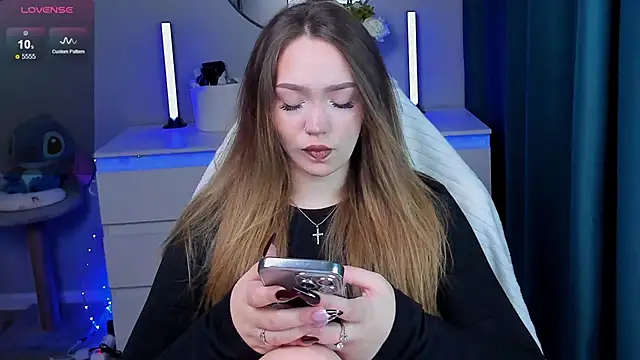 Snapshot of Evia_r0se chatting on 10-18-25, 01:34 Evia r0se online show from 10-18-25, 01:34