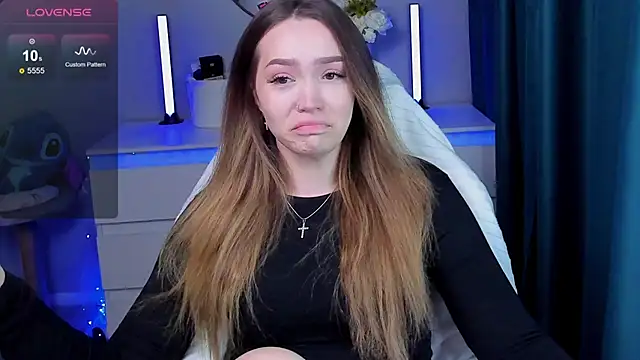 Snapshot of Evia_r0se chatting on 10-19-25, 01:56 Evia r0se online show from 10-19-25, 01:56