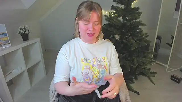 Snapshot of Kira_Citro chatting on 12-08-24, 03:24 Kira Citro online show from 12-08-24, 03:24