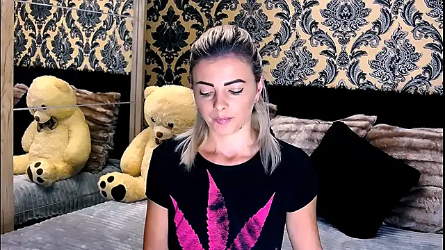 Snapshot of Aly_girl1 chatting on 12-28-24, 10:25 Aly girl1 online show from 12-28-24, 10:25