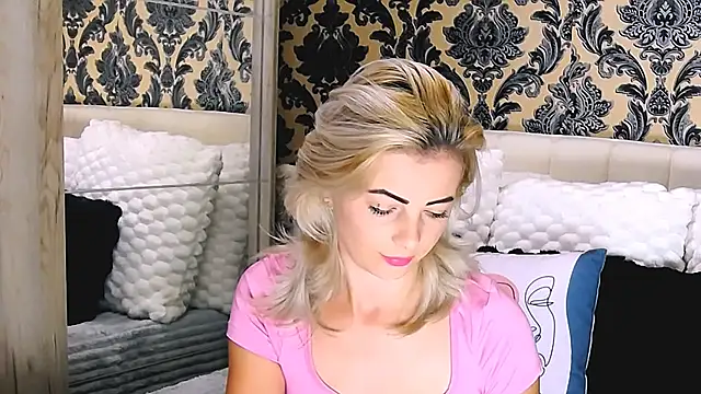 Snapshot of Aly_girl1 chatting on 09-22-25, 09:00 Aly girl1 online show from 09-22-25, 09:00