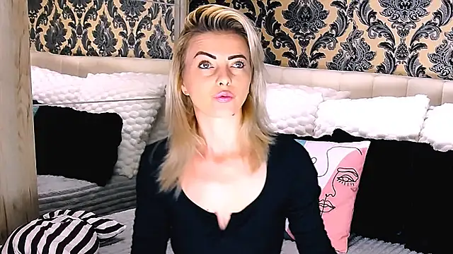 Snapshot of Aly_girl1 chatting on 09-30-25, 08:19 Aly girl1 online show from 09-30-25, 08:19