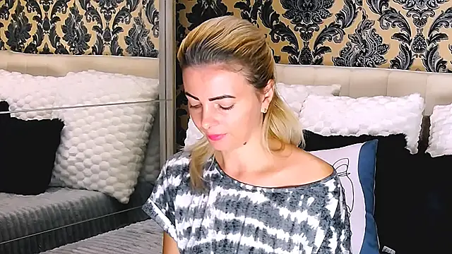 Snapshot of Aly_girl1 chatting on 10-10-25, 10:03 Aly girl1 online show from 10-10-25, 10:03