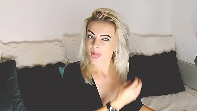 Snapshot of Aly_girl1 chatting on 11-10-25, 11:42 Aly girl1 online show from 11-10-25, 11:42