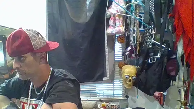 Snapshot of slinginbigD chatting on 10-04-25, 11:03 slinginbigD online show from 10-04-25, 11:03