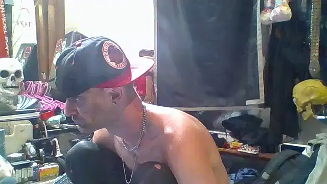 Snapshot of slinginbigD chatting on 10-06-25, 12:30 slinginbigD online show from 10-06-25, 12:30