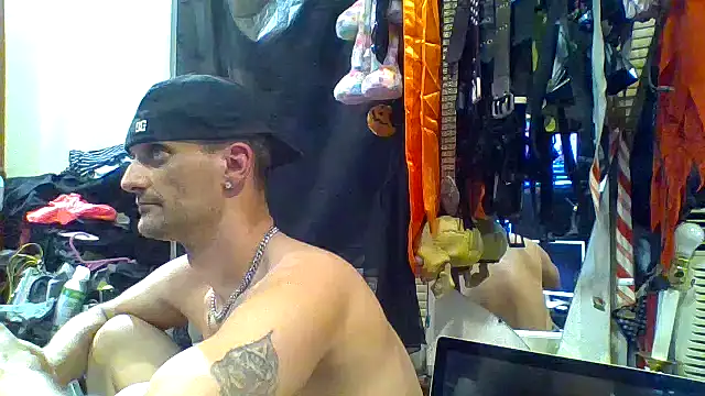 Snapshot of slinginbigD chatting on 10-08-25, 01:58 slinginbigD online show from 10-08-25, 01:58