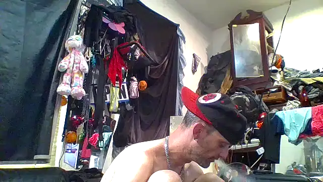 Snapshot of slinginbigD chatting on 10-11-25, 07:01 slinginbigD online show from 10-11-25, 07:01