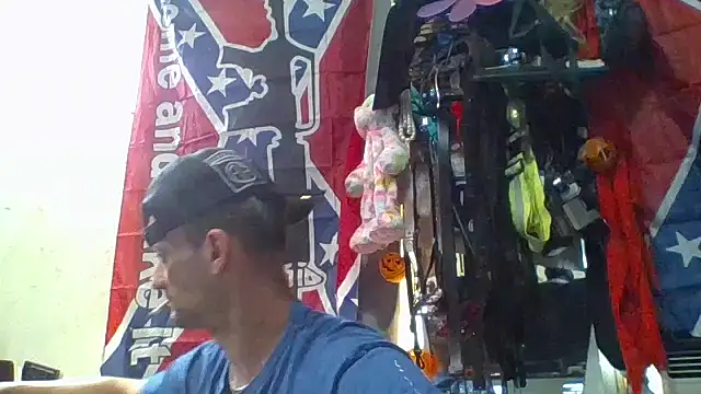 Snapshot of slinginbigD chatting on 10-16-25, 02:40 slinginbigD online show from 10-16-25, 02:40