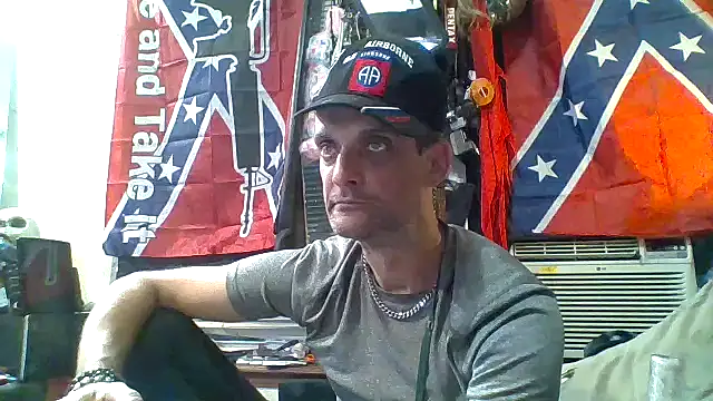 Snapshot of slinginbigD chatting on 10-26-25, 10:04 slinginbigD online show from 10-26-25, 10:04