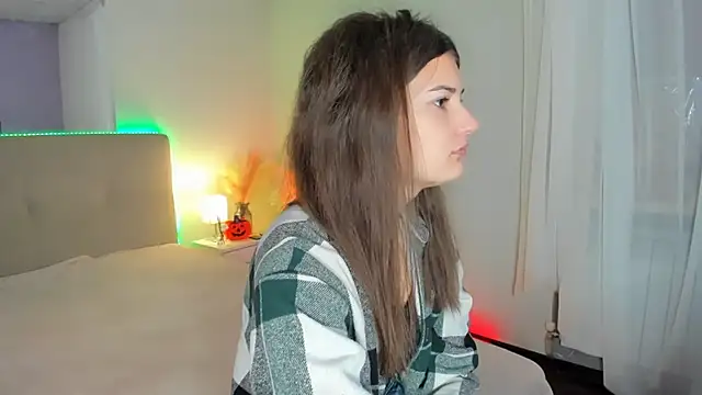 Laura Leee online show from 10-17-25, 05:10